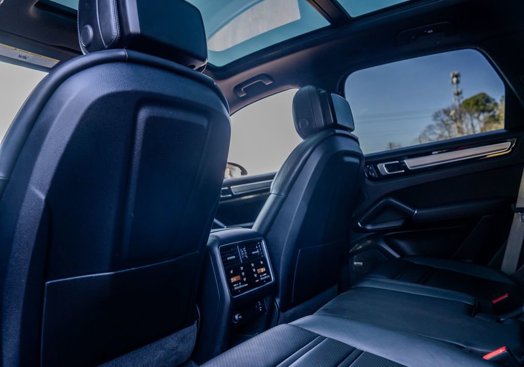 Used 2022 Porsche Cayenne Platinum Edition image 21