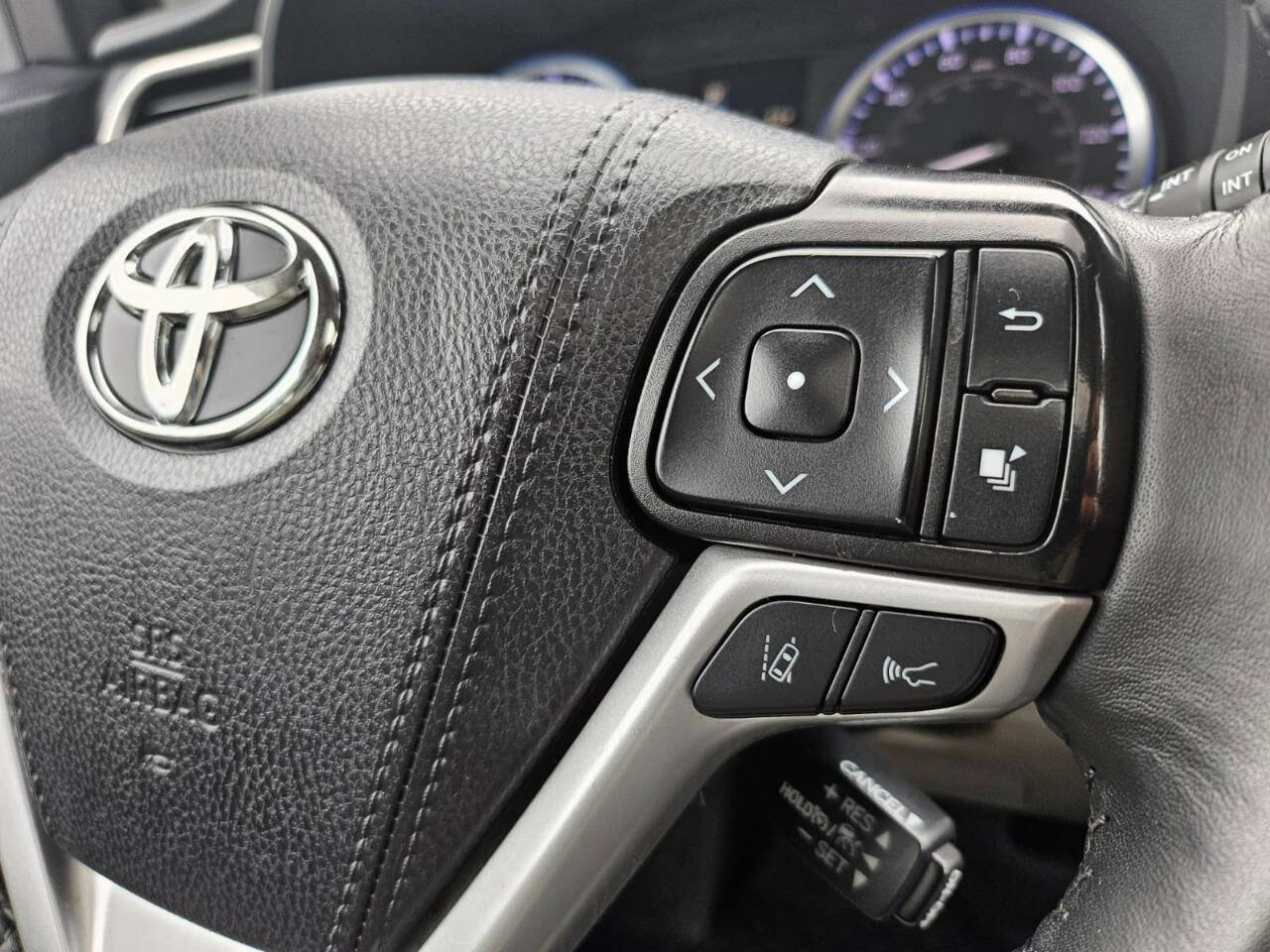 Used 2019 Toyota Highlander XLE image 16