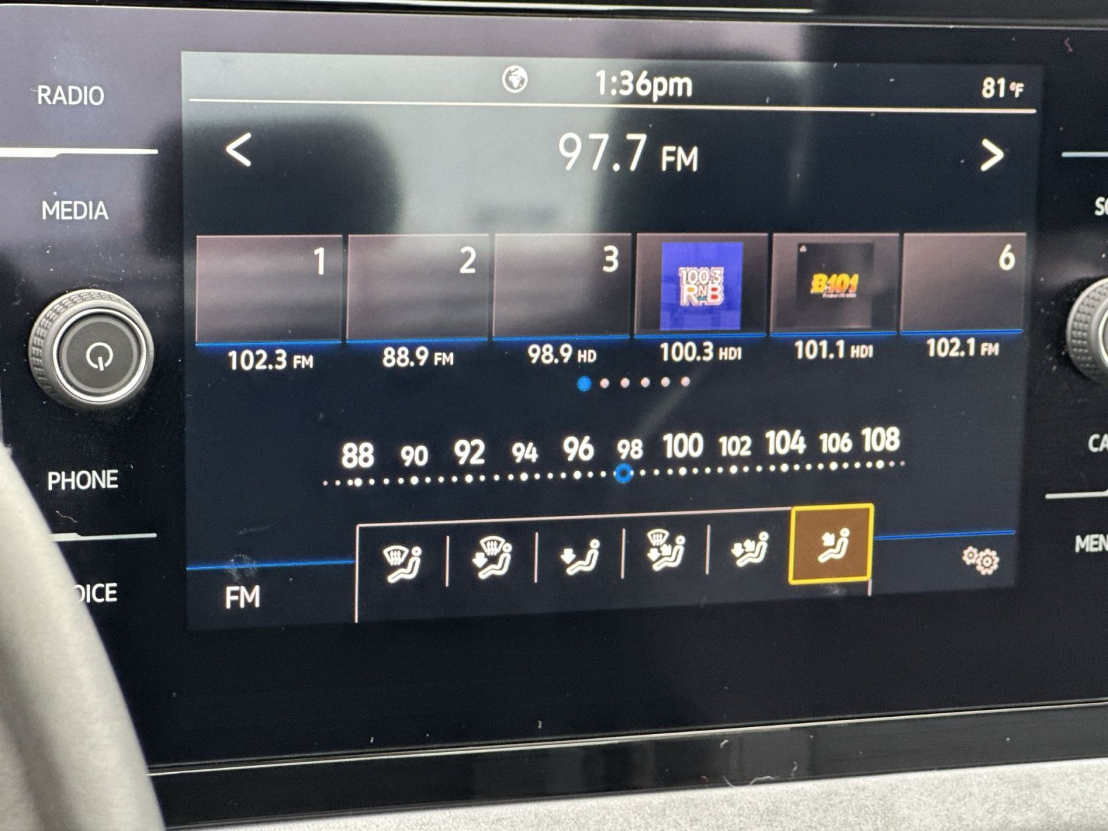 Used 2025 Volkswagen Jetta SE FWD image 29