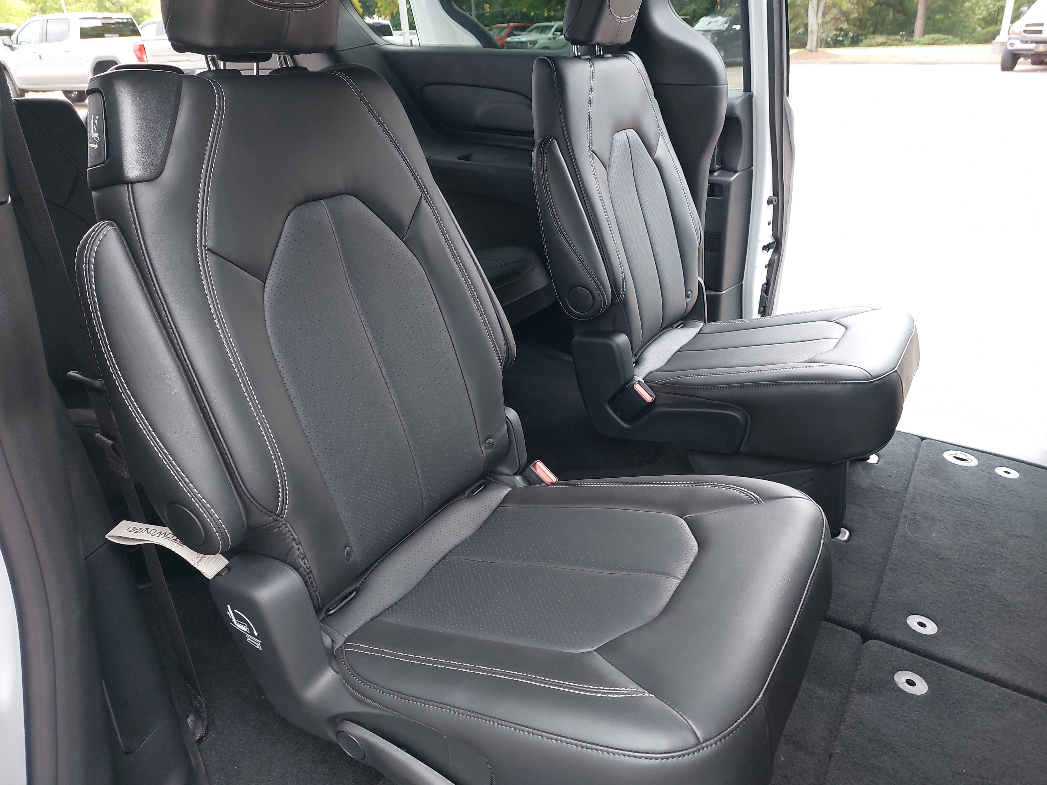 New 2026 Chrysler Pacifica Select image 11