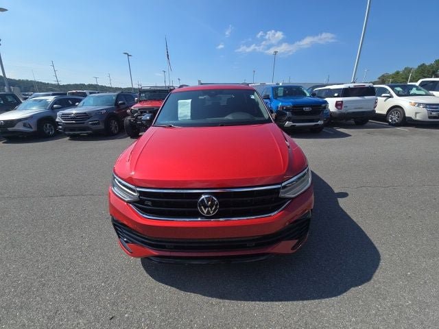 Used 2024 Volkswagen Tiguan SE R-Line FWD image 3