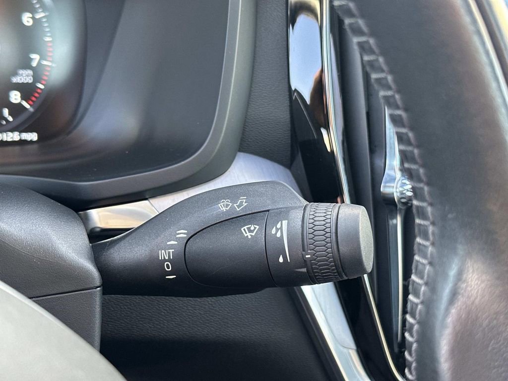 Used 2020 Volvo S60 T6 Momentum image 18