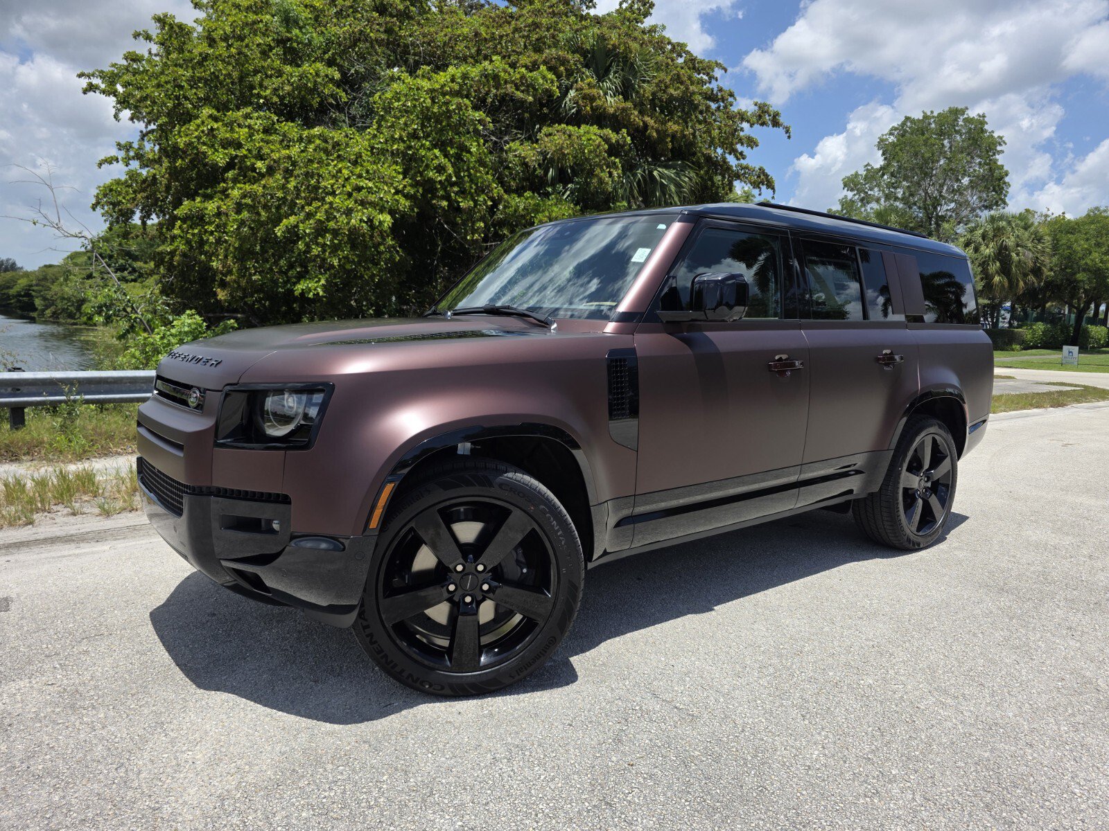 New 2026 Land Rover Defender 130 X-Dynamic SE AWD/4WD image 1
