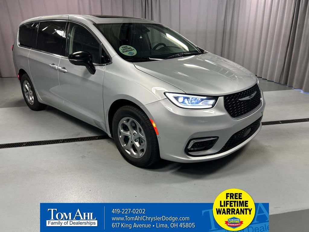 Used 2024 Chrysler Pacifica Limited AWD/4WD image 1