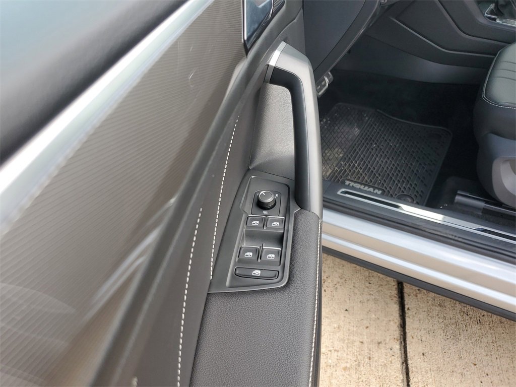 Used 2023 Volkswagen Tiguan SE R-Line image 10