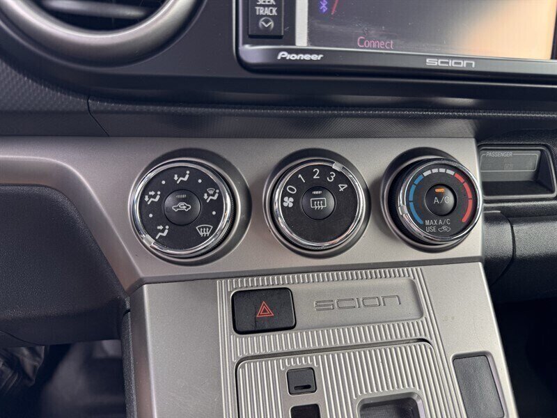 Used 2015 Scion xB FWD image 18