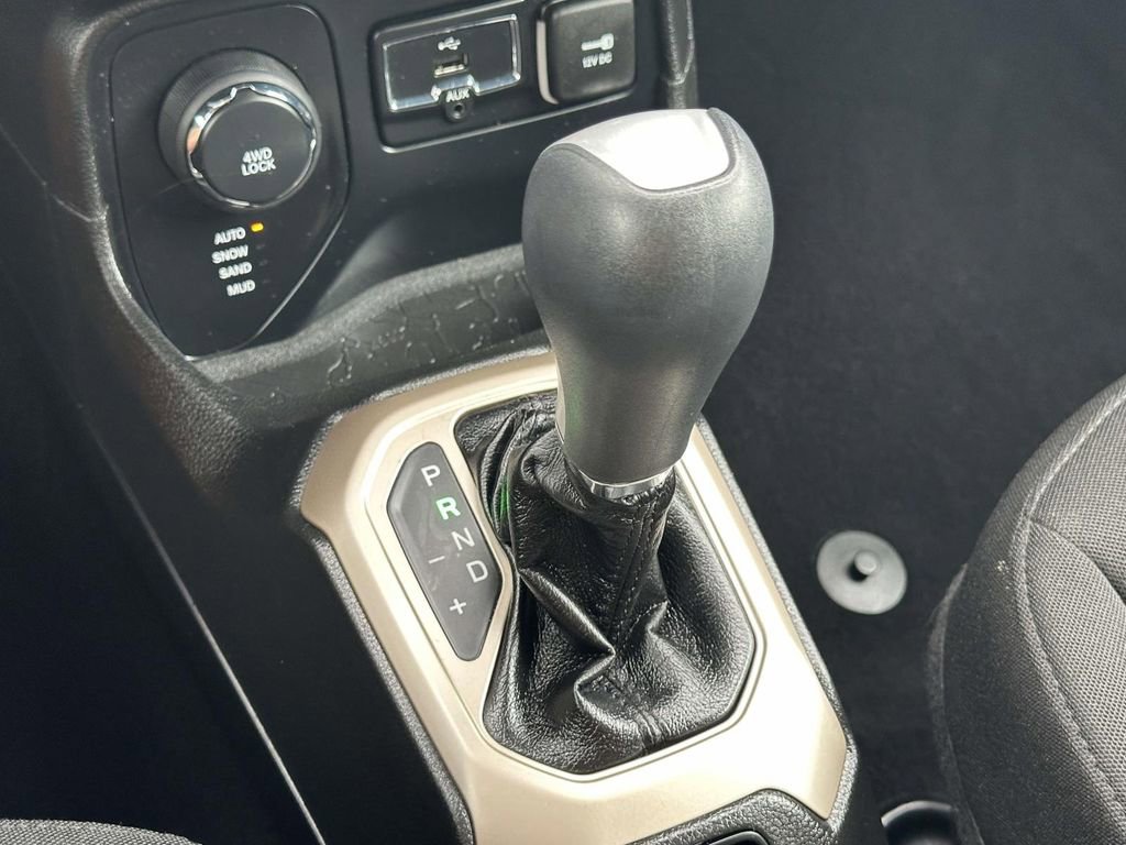 Used 2015 Jeep Renegade Latitude w/ Cold Weather Group II image 29