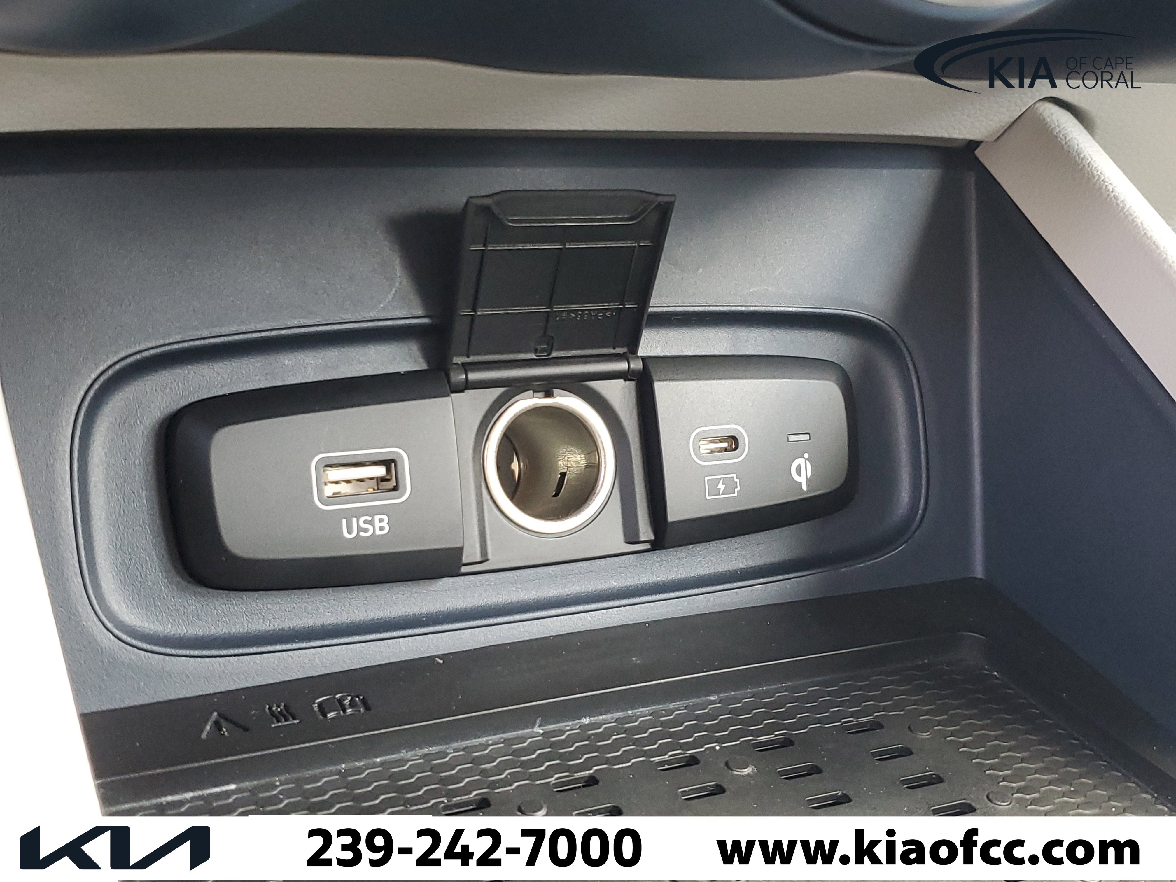 Used 2023 Hyundai Venue Limited w/ Cargo Package FWD image 26