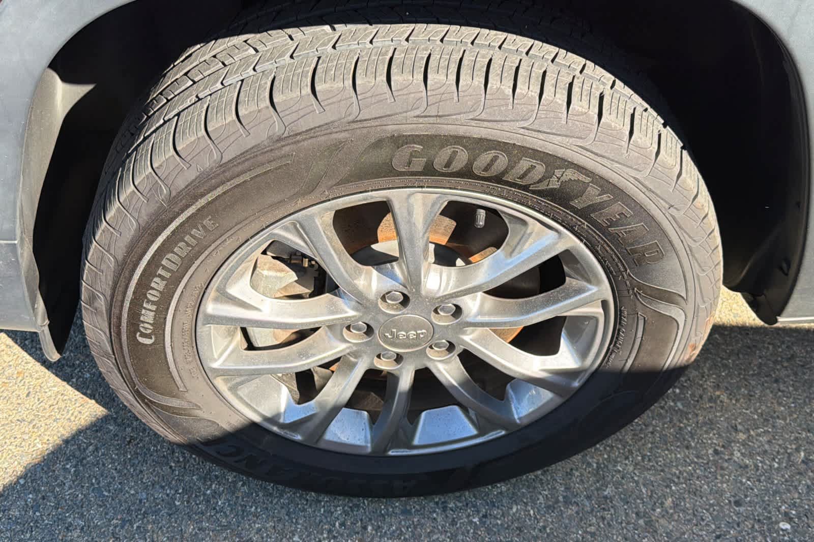 Used 2019 Jeep Cherokee Latitude Plus w/ Cold Weather Group AWD/4WD image 22