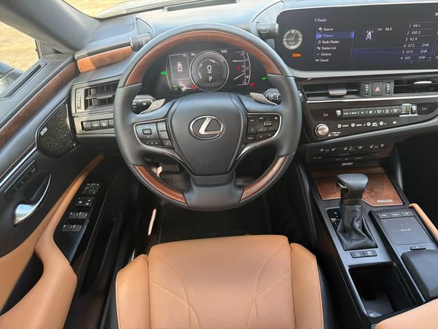 Used 2022 Lexus ES 300h Ultra Luxury w/ Accessory Package 2 FWD image 18