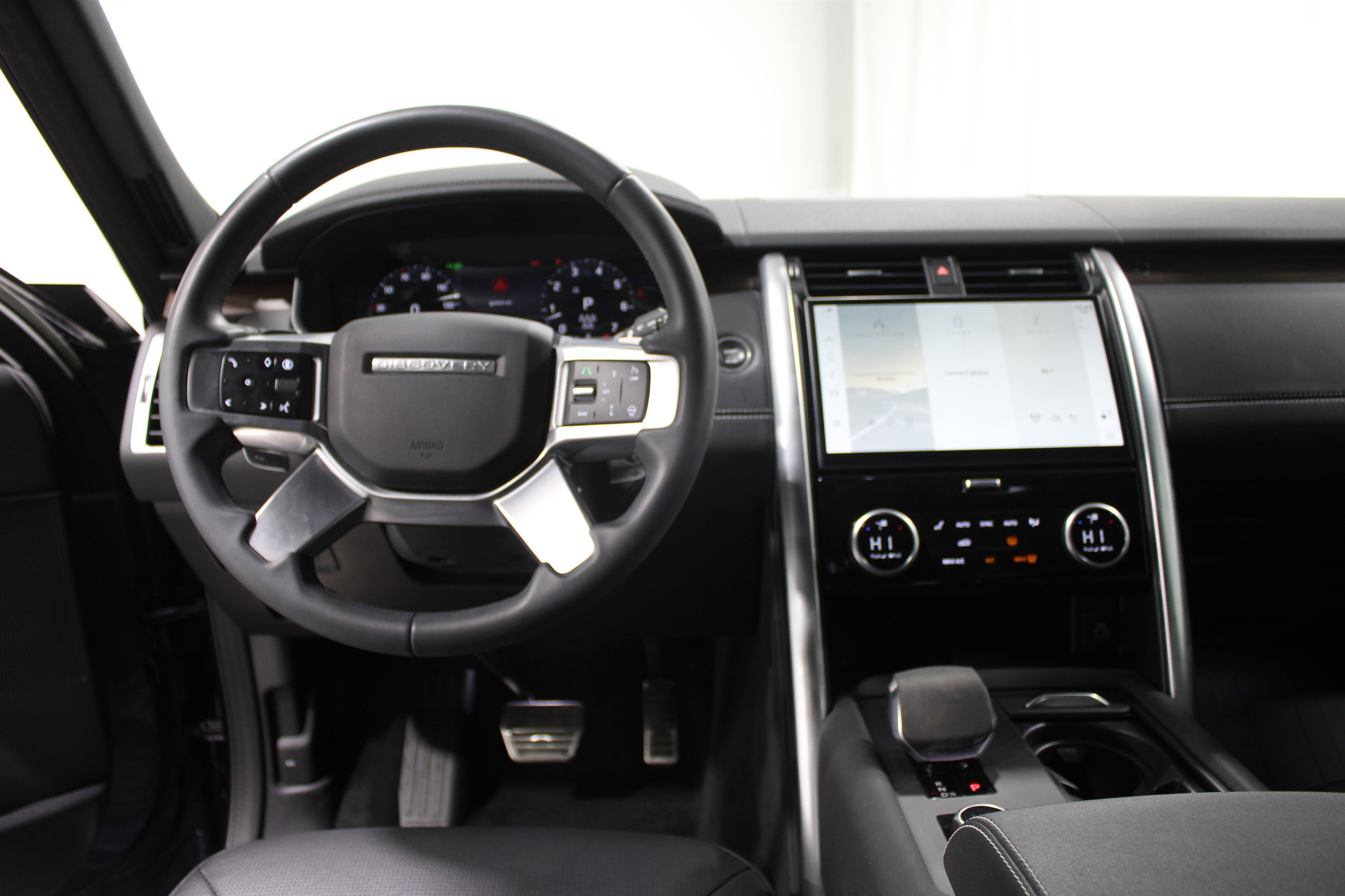 Used 2024 Land Rover Discovery Dynamic SE AWD/4WD image 2