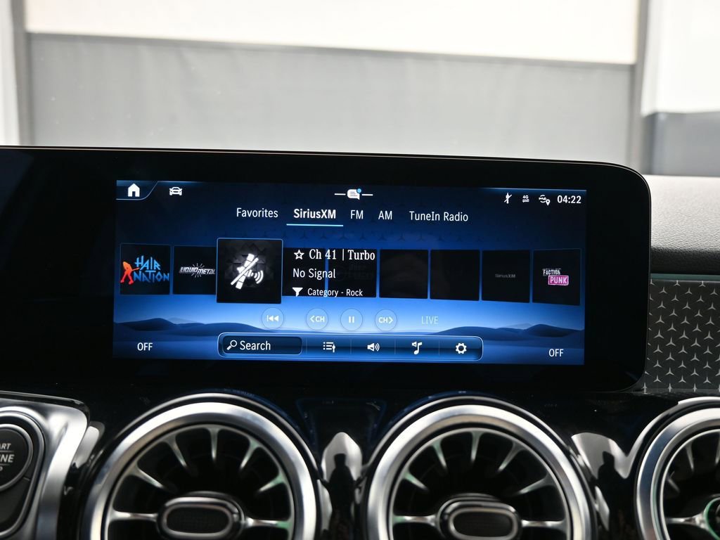 Used 2025 Mercedes-Benz GLB 250 4MATIC image 11