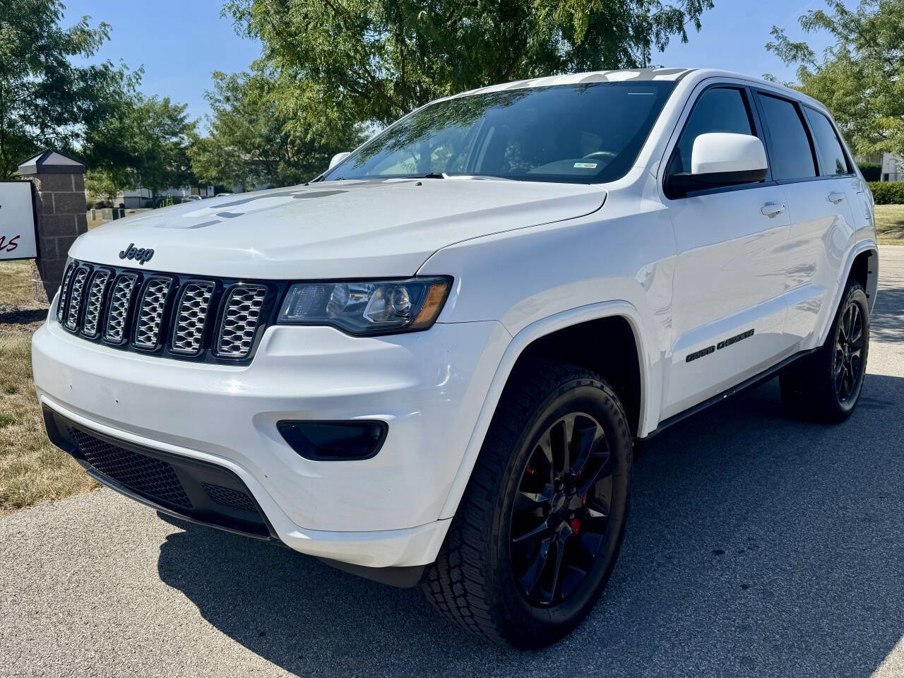Used 2017 Jeep Grand Cherokee Altitude image 2