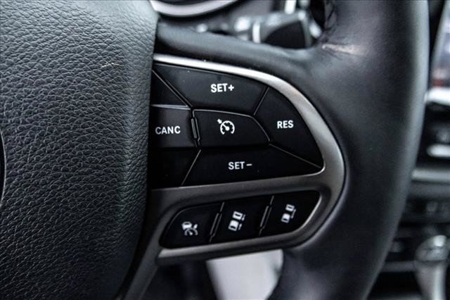Used 2019 Jeep Cherokee Overland w/ Technology Group AWD/4WD image 14