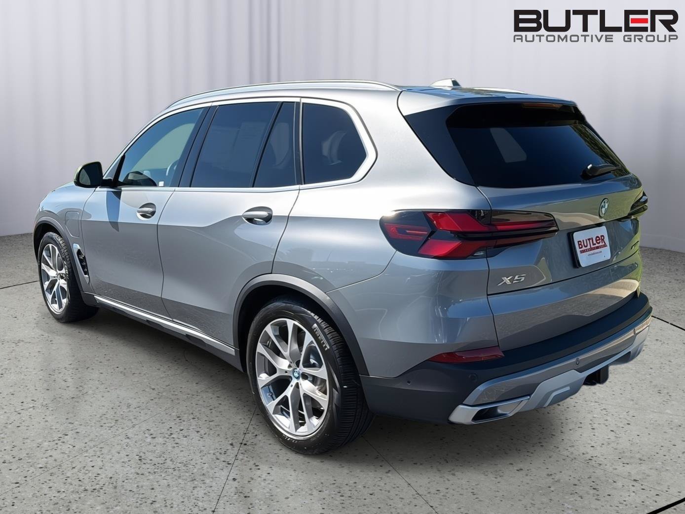 Used 2024 BMW X5 xDrive50e w/ Premium Package AWD/4WD image 4