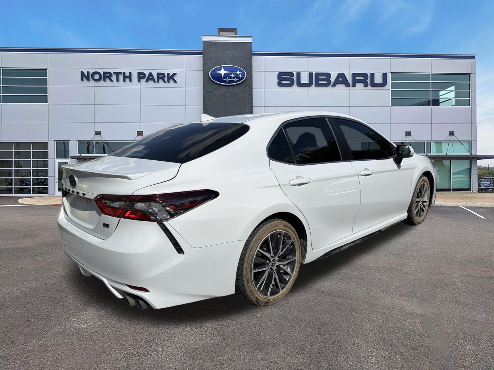 Used 2024 Toyota Camry SE FWD image 3