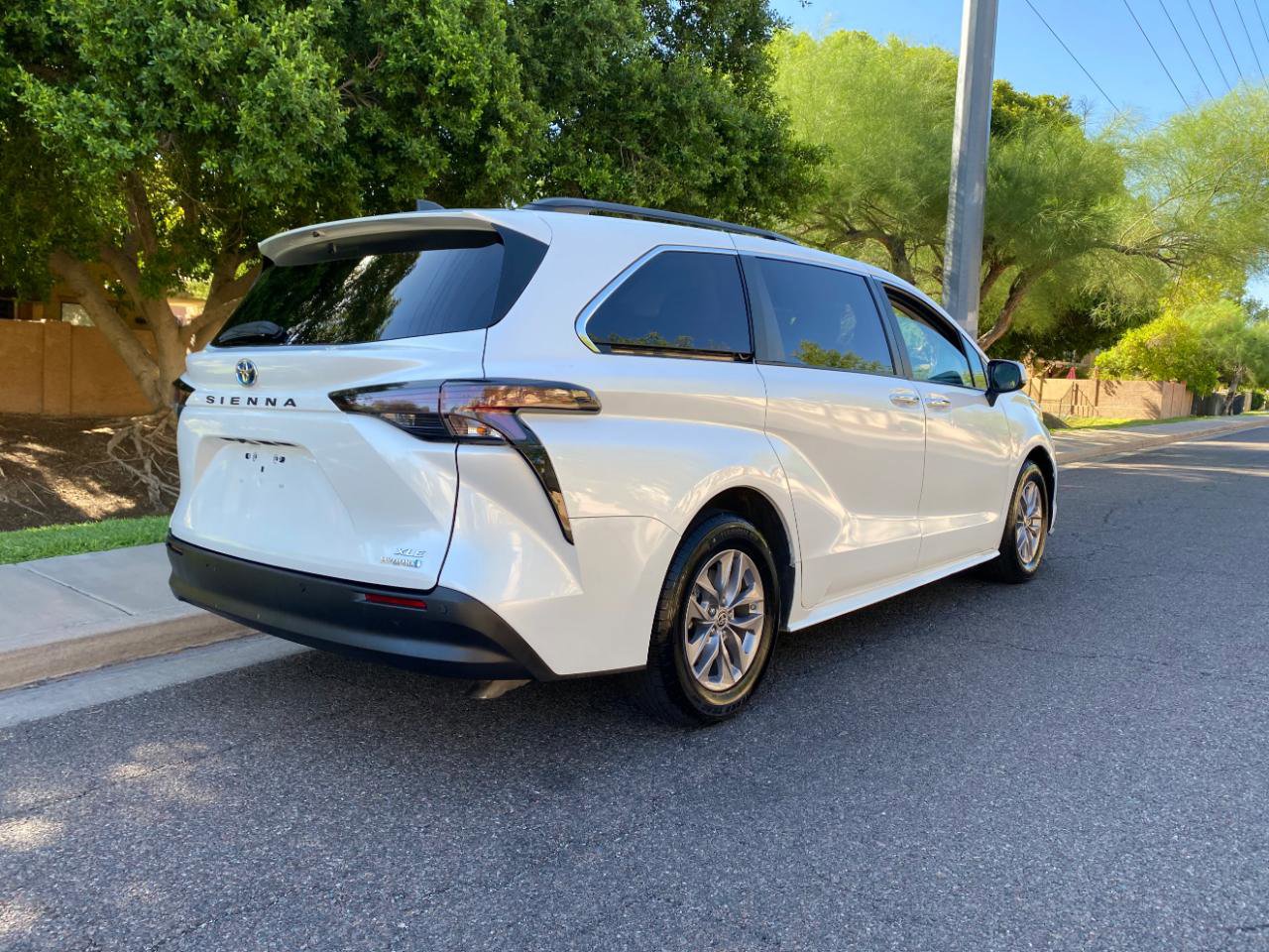 Used 2023 Toyota Sienna XLE FWD image 4