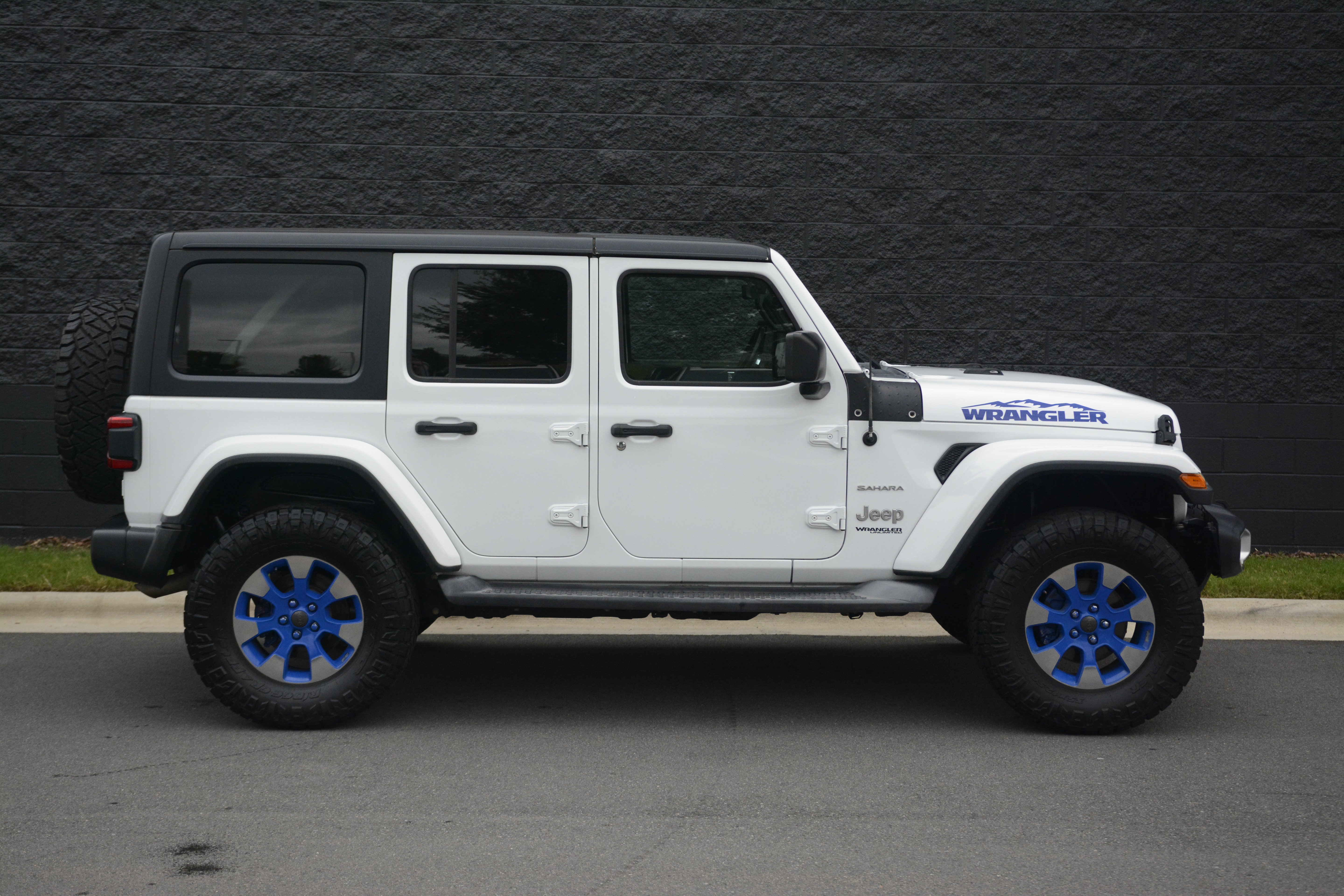 Used 2018 Jeep Wrangler Unlimited Sahara AWD/4WD image 8