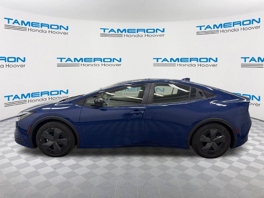 Used 2024 Toyota Prius LE FWD image 2