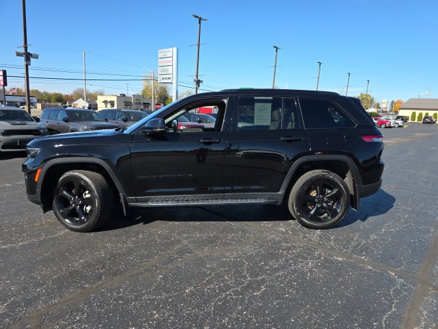 Used 2025 Jeep Grand Cherokee Limited w/ Black Appearance Package AWD/4WD image 3