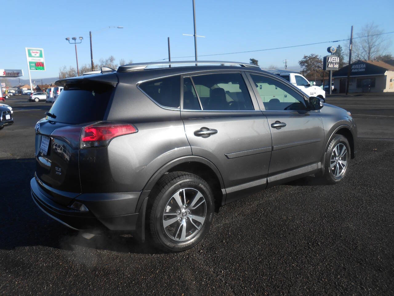 Used 2017 Toyota RAV4 XLE w/ Carpet Mat Package image 9