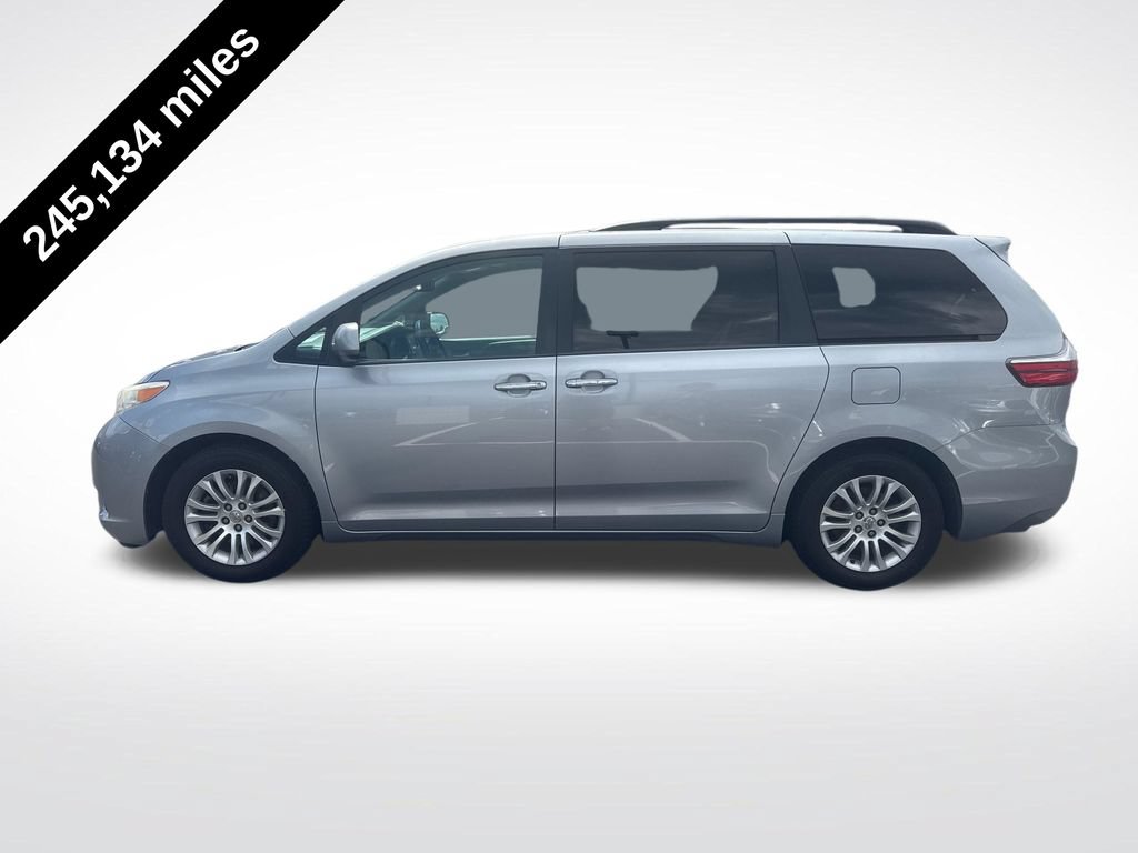 Used 2015 Toyota Sienna XLE FWD image 2