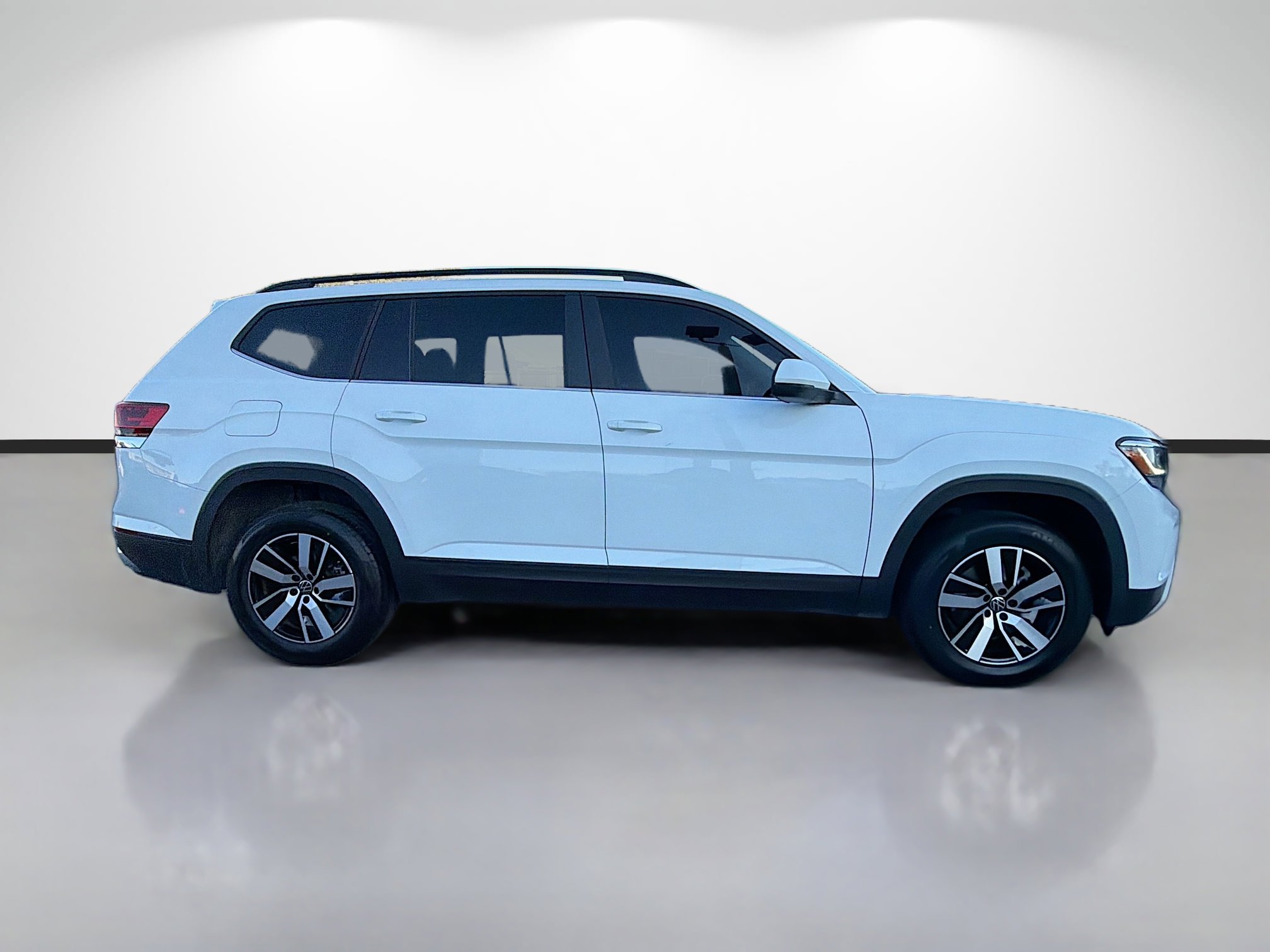 Used 2023 Volkswagen Atlas SE image 2