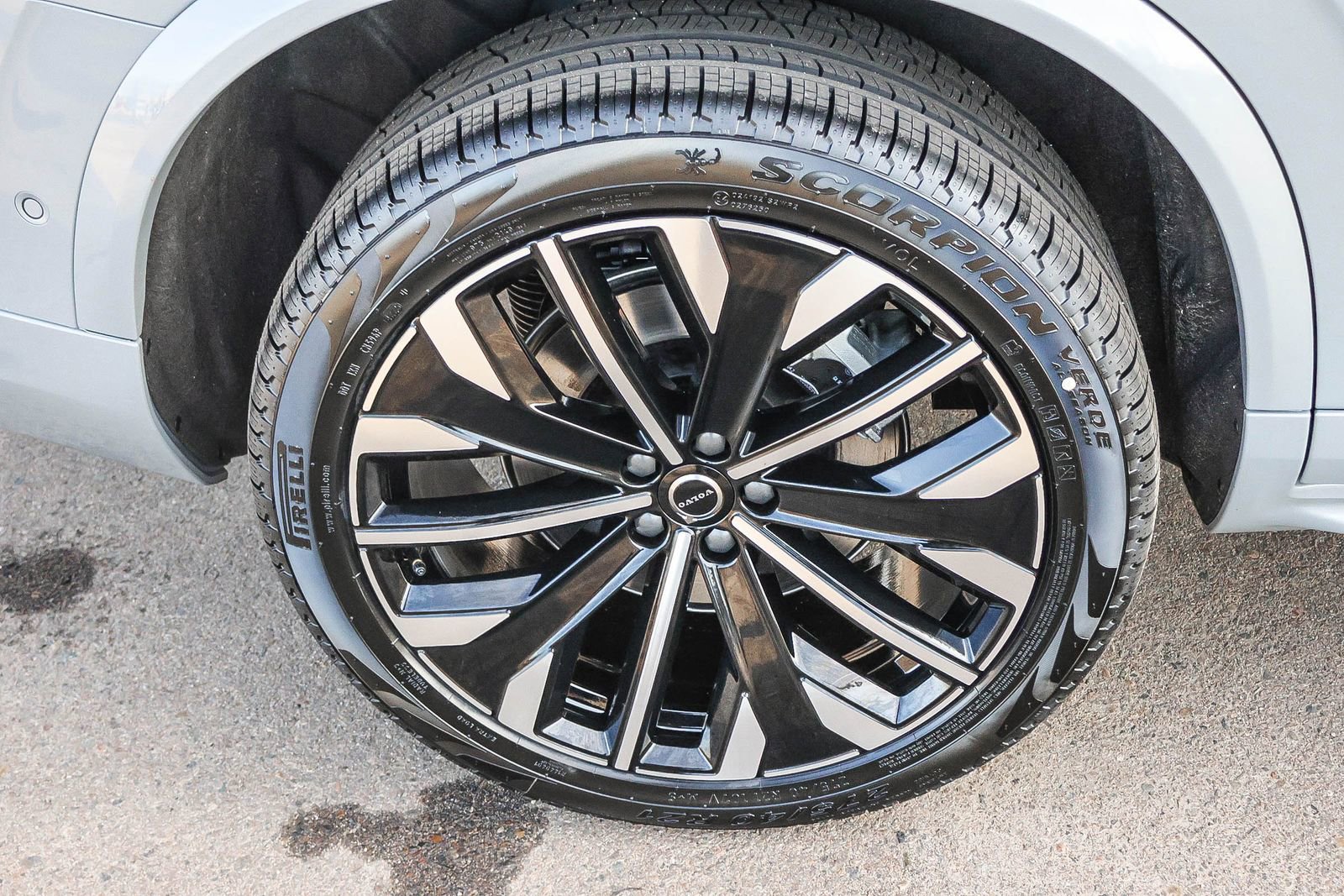 New 2026 Volvo XC90 T8 Plus w/ Protection Package AWD/4WD image 13