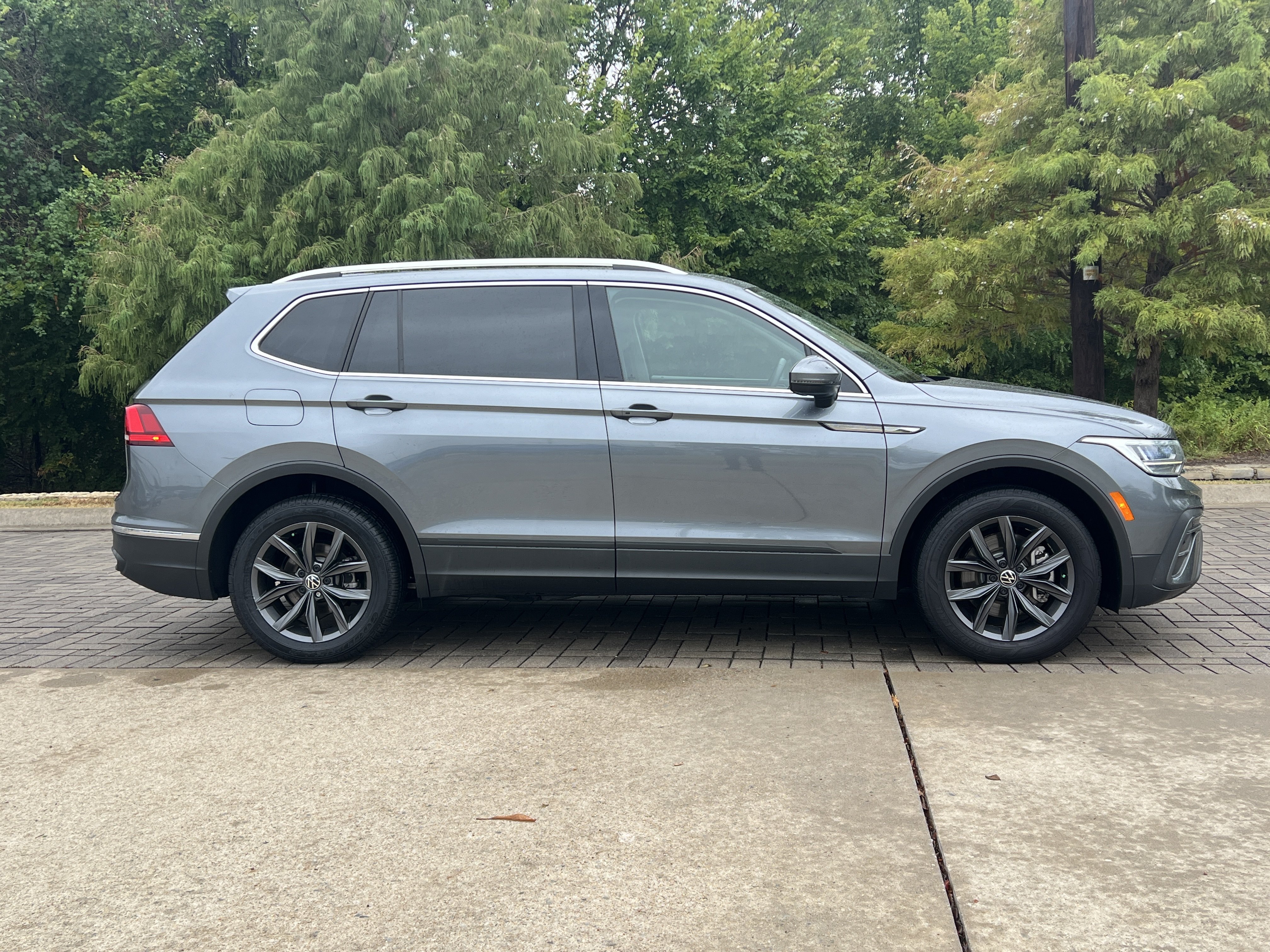 Certified 2023 Volkswagen Tiguan SE w/ Panoramic Sunroof Package FWD image 10