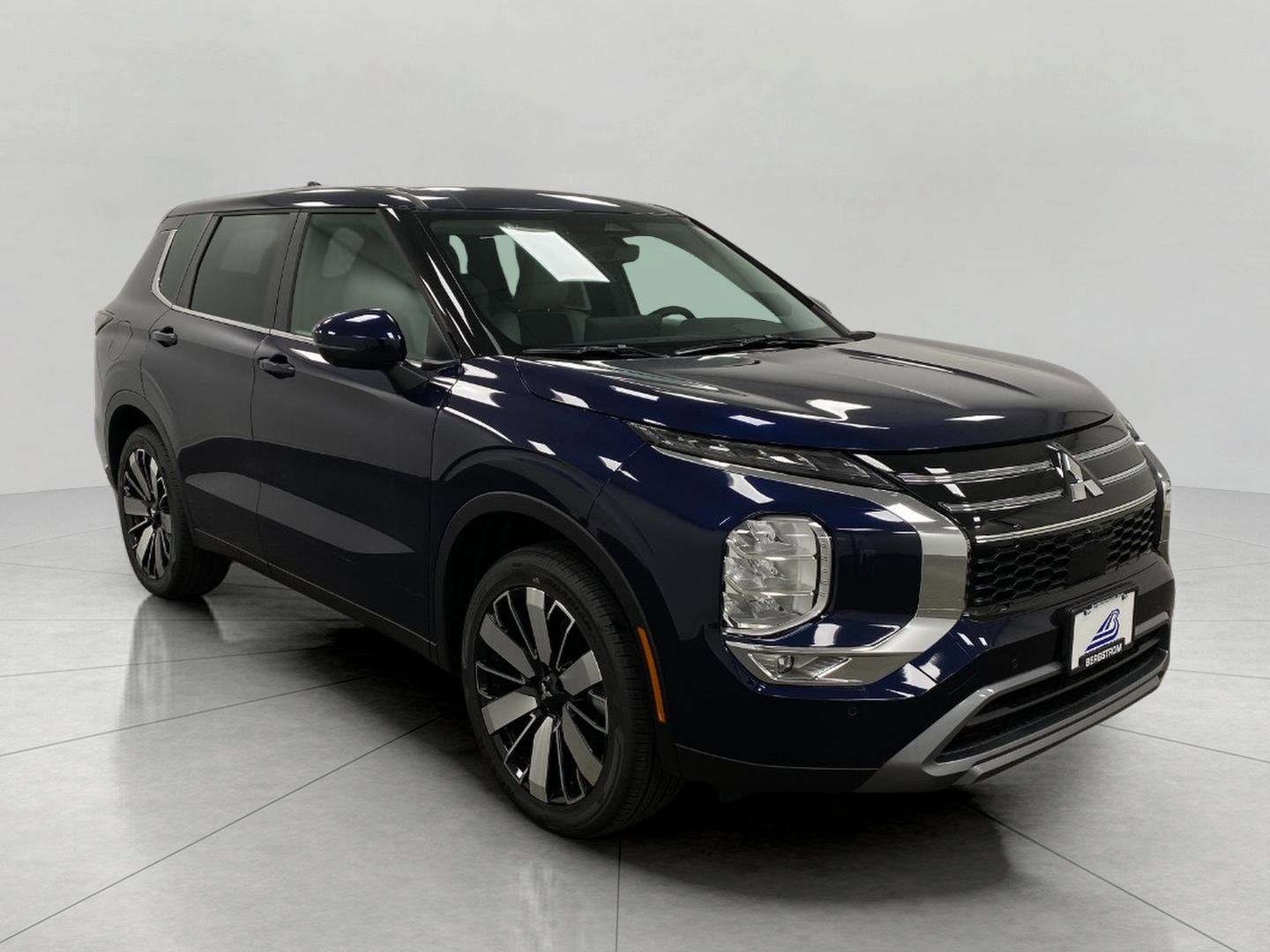New 2025 Mitsubishi Outlander SE image 1