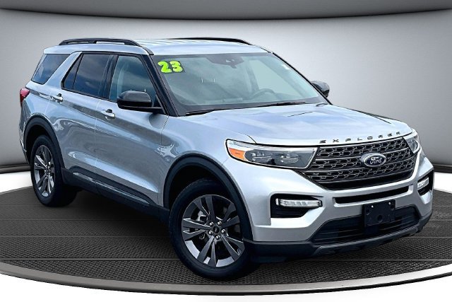 Used 2023 Ford Explorer XLT w/ Equipment Group 202A AWD/4WD image 3