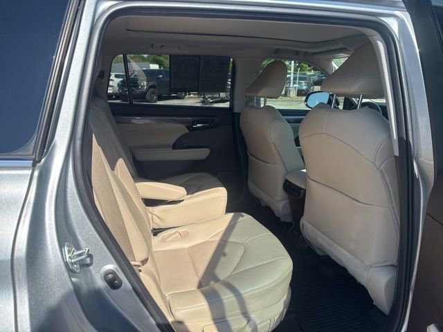 Used 2020 Toyota Highlander Platinum FWD image 16