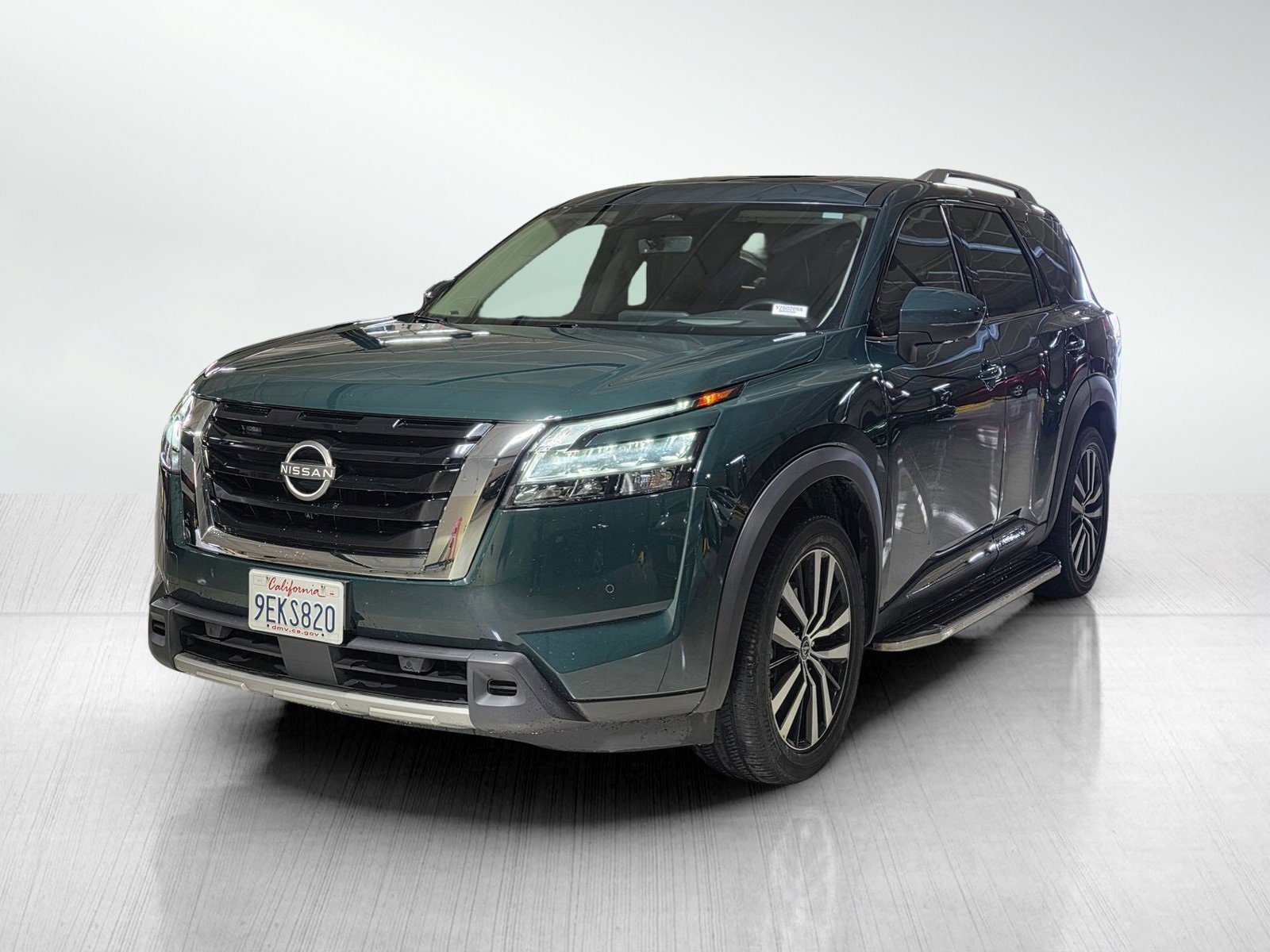 Used 2023 Nissan Pathfinder Platinum image 3