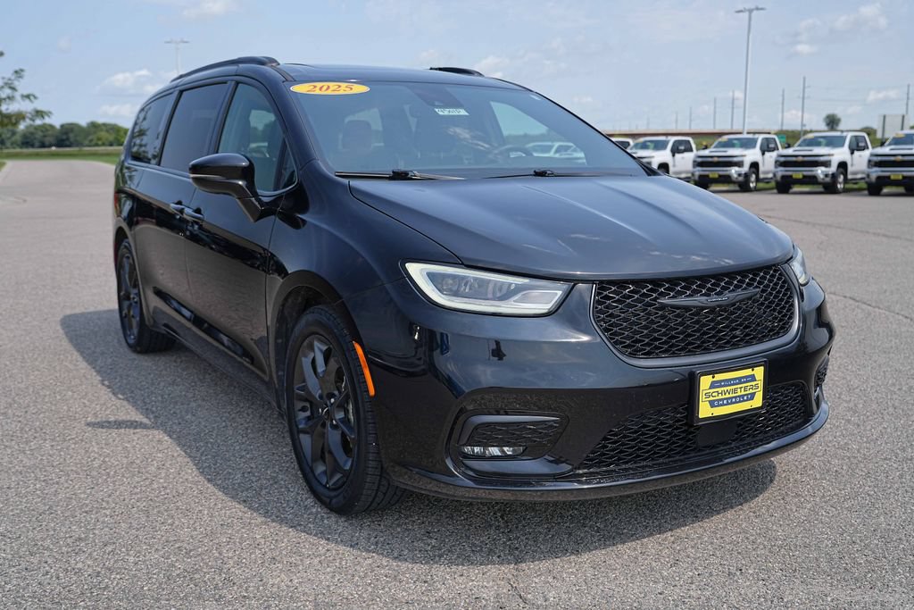 Used 2025 Chrysler Pacifica Limited FWD image 4