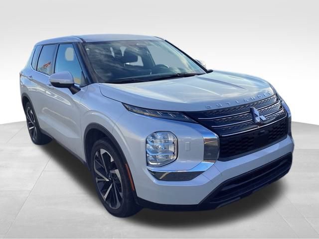 Used 2022 Mitsubishi Outlander ES image 1