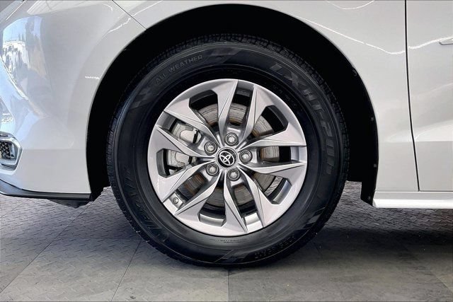 Used 2022 Toyota Sienna XLE w/ XLE Plus Package FWD image 8