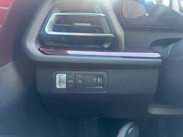 Used 2025 Chevrolet Traverse RS FWD image 18