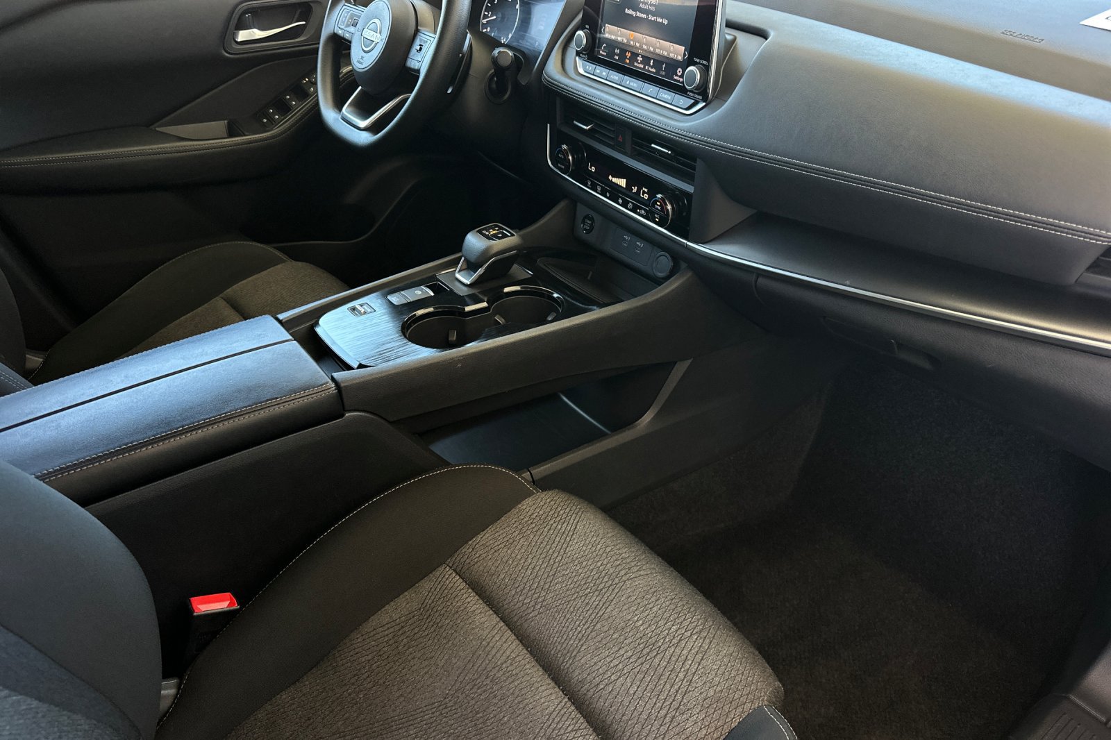 Used 2024 Nissan Rogue SV FWD image 15