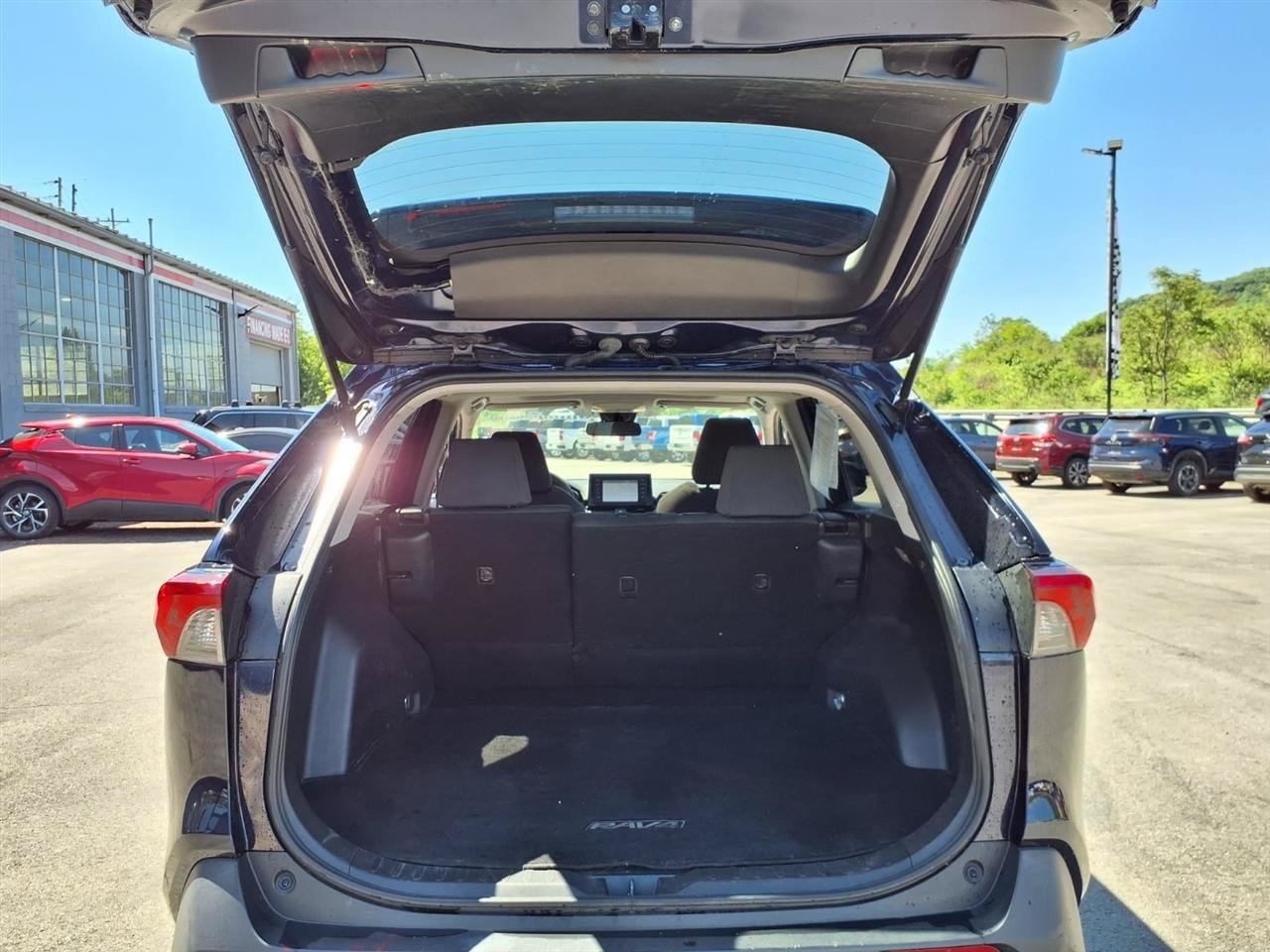 Used 2019 Toyota RAV4 XLE w/ Carpet Mat Package AWD/4WD image 14