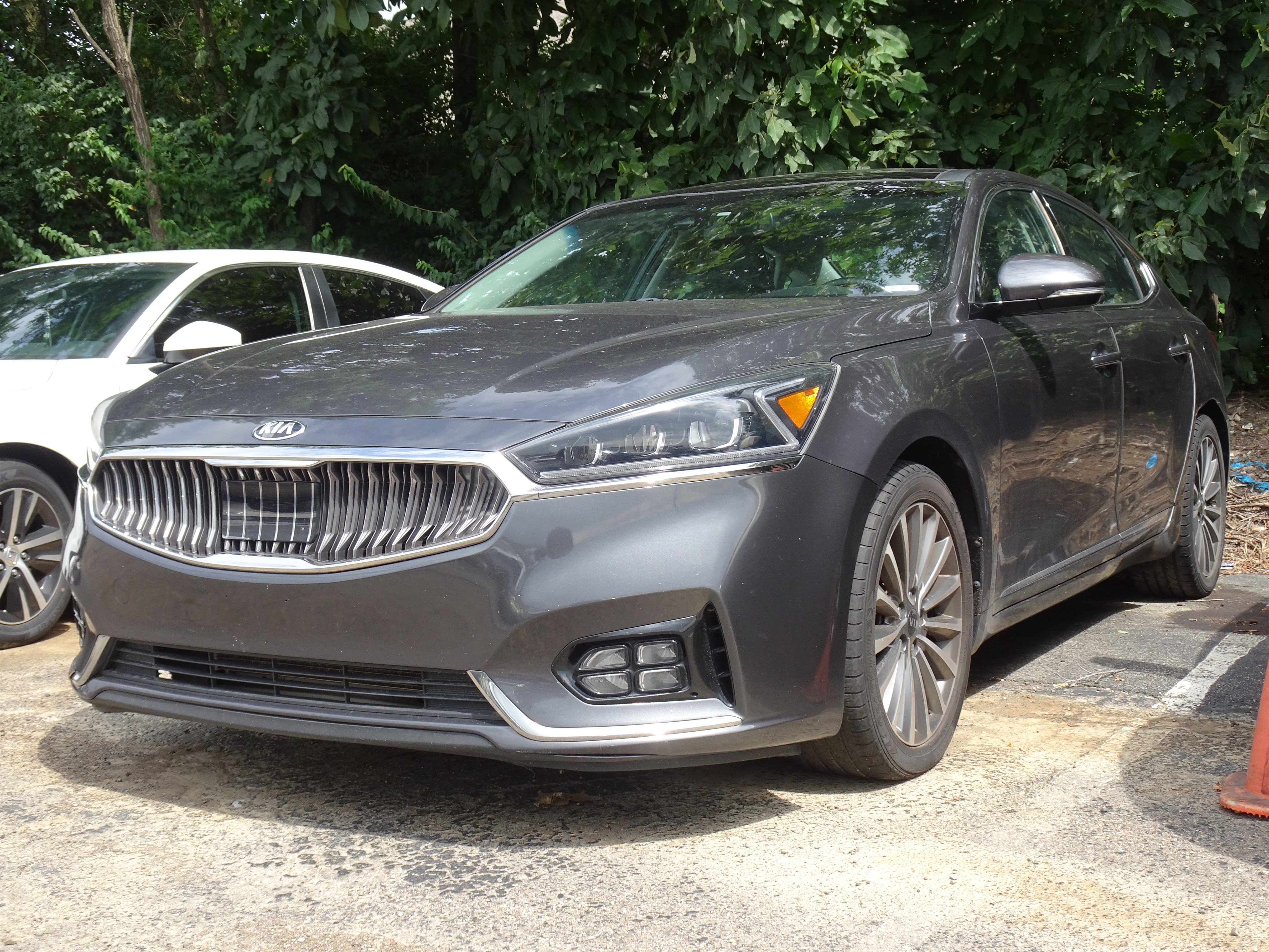 Used 2017 Kia Cadenza Technology FWD image 4
