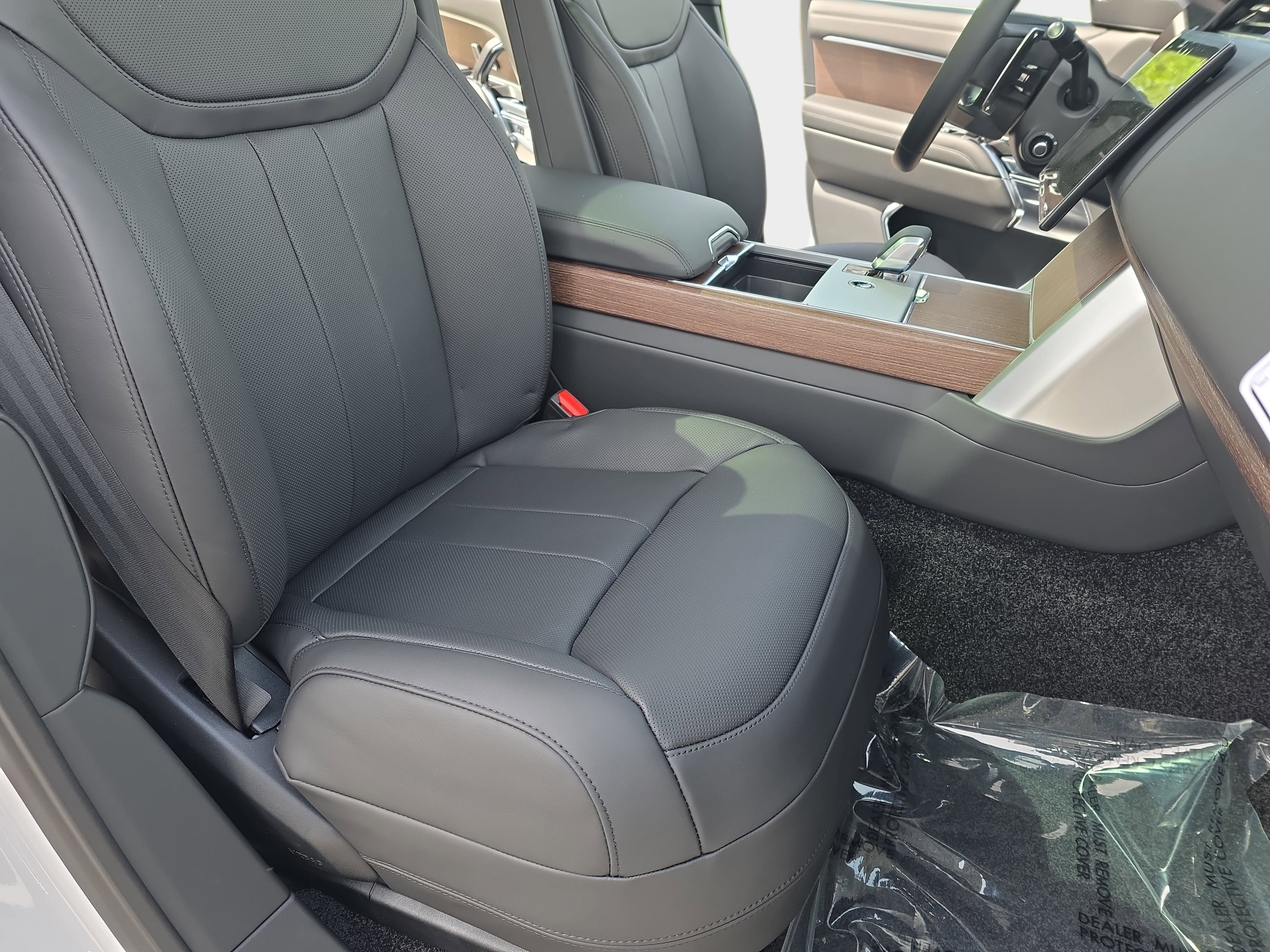 New 2026 Land Rover Range Rover Long Wheelbase SE AWD/4WD image 10