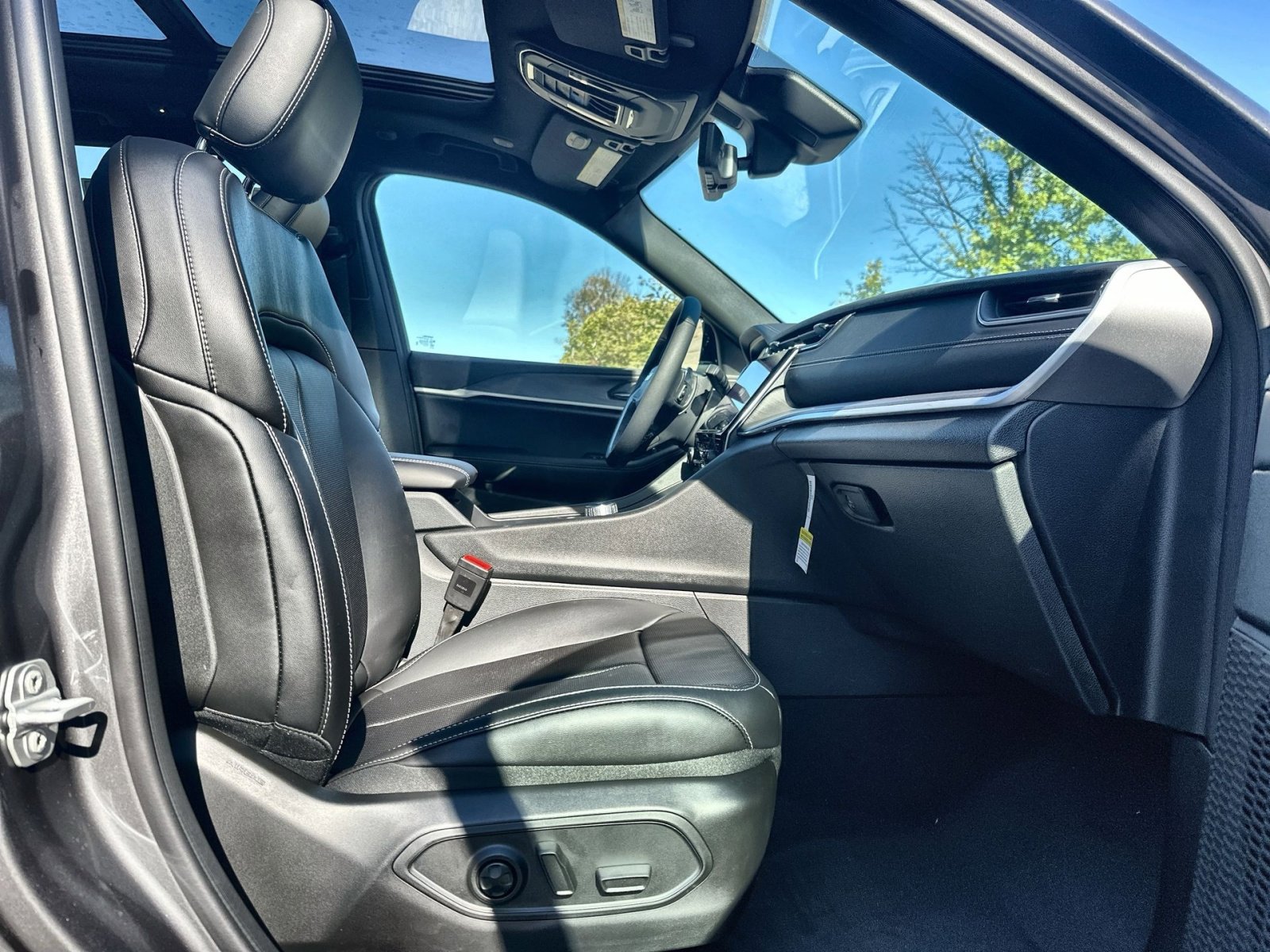 New 2025 Jeep Grand Cherokee Limited w/ Luxury Tech Group II image 26