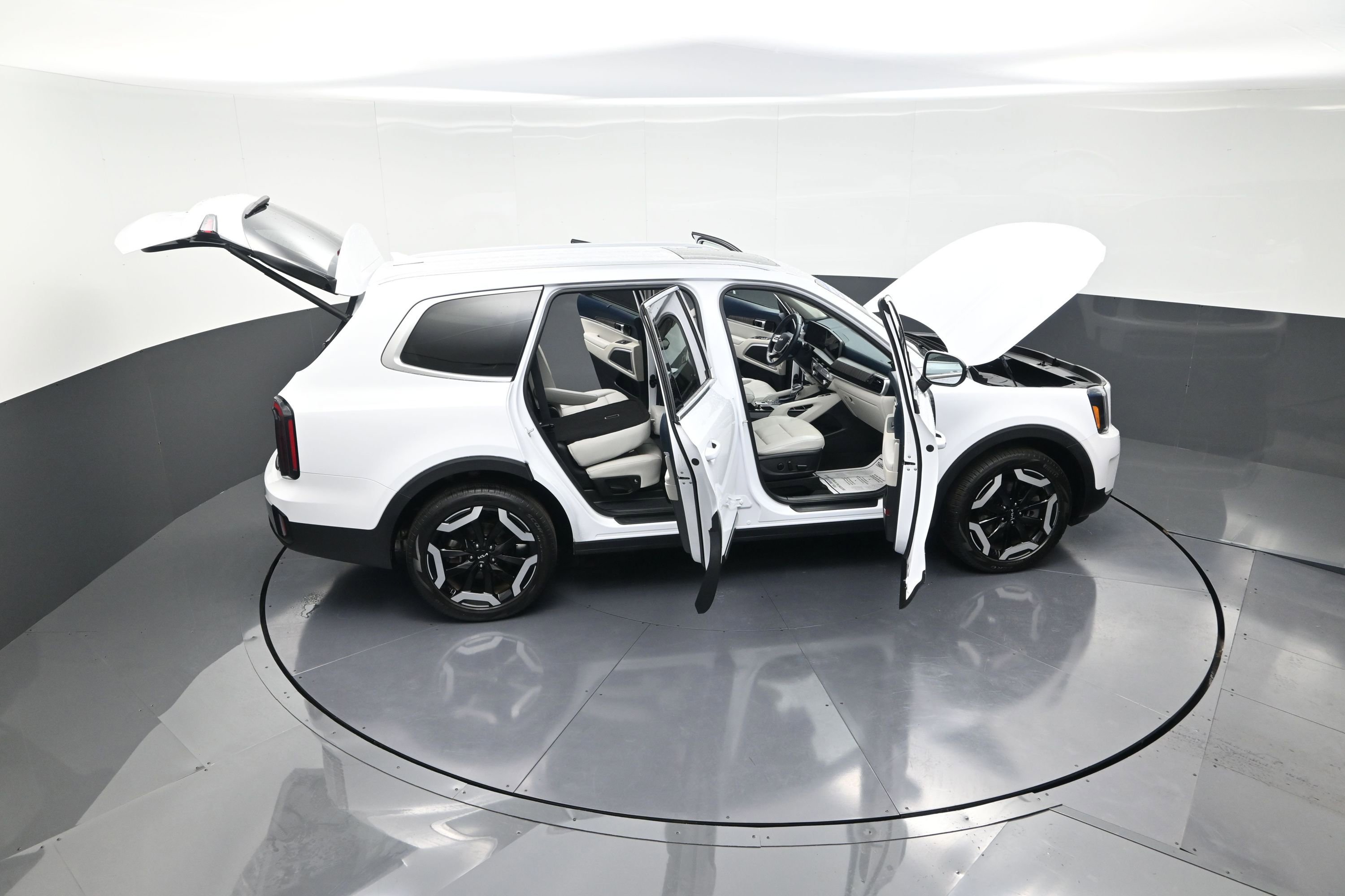 Used 2024 Kia Telluride EX w/ EX Captain's Chair Package image 14