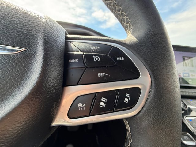 Used 2025 Chrysler Pacifica Select image 23