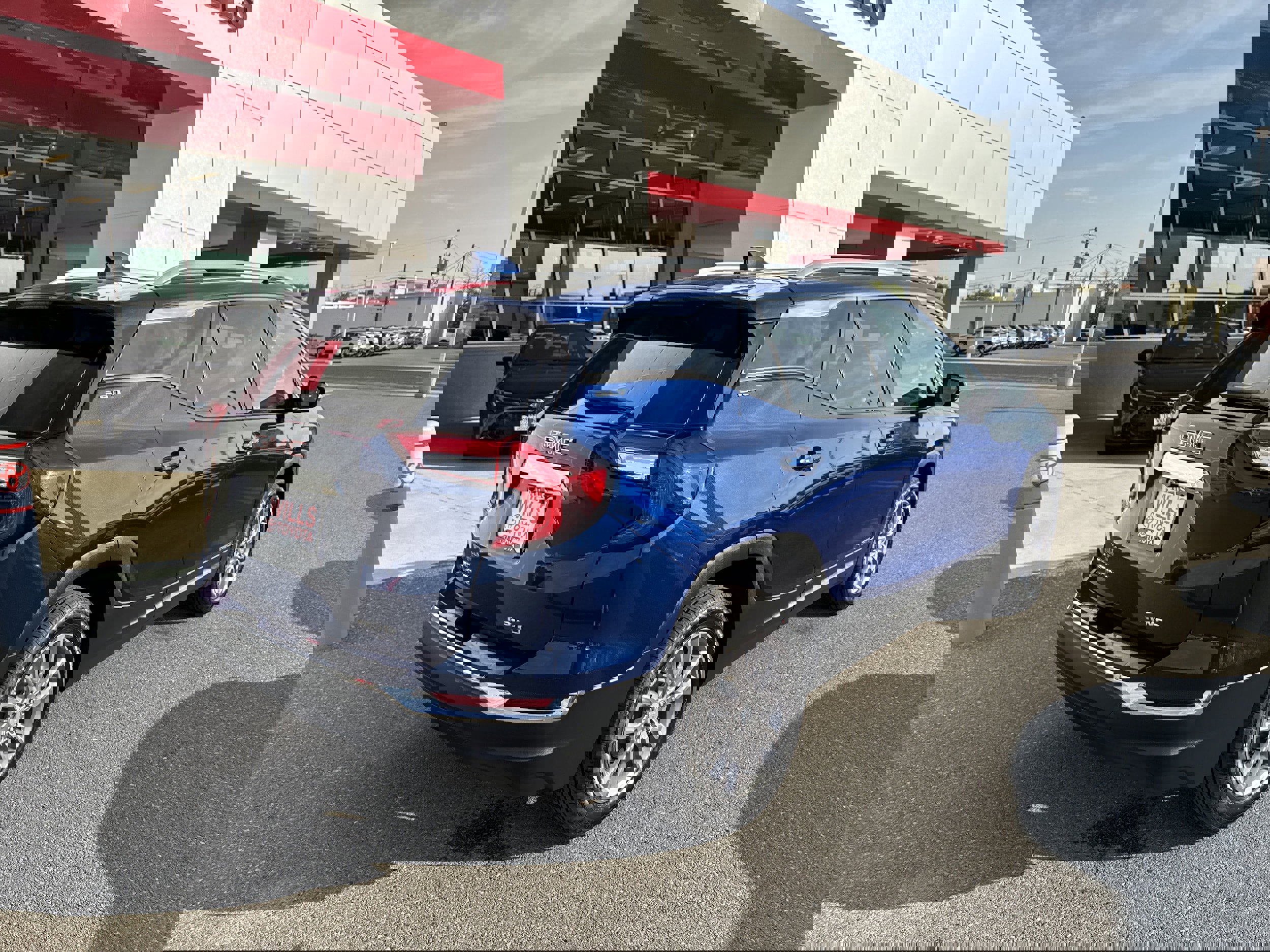 Used 2023 GMC Terrain SLT image 4