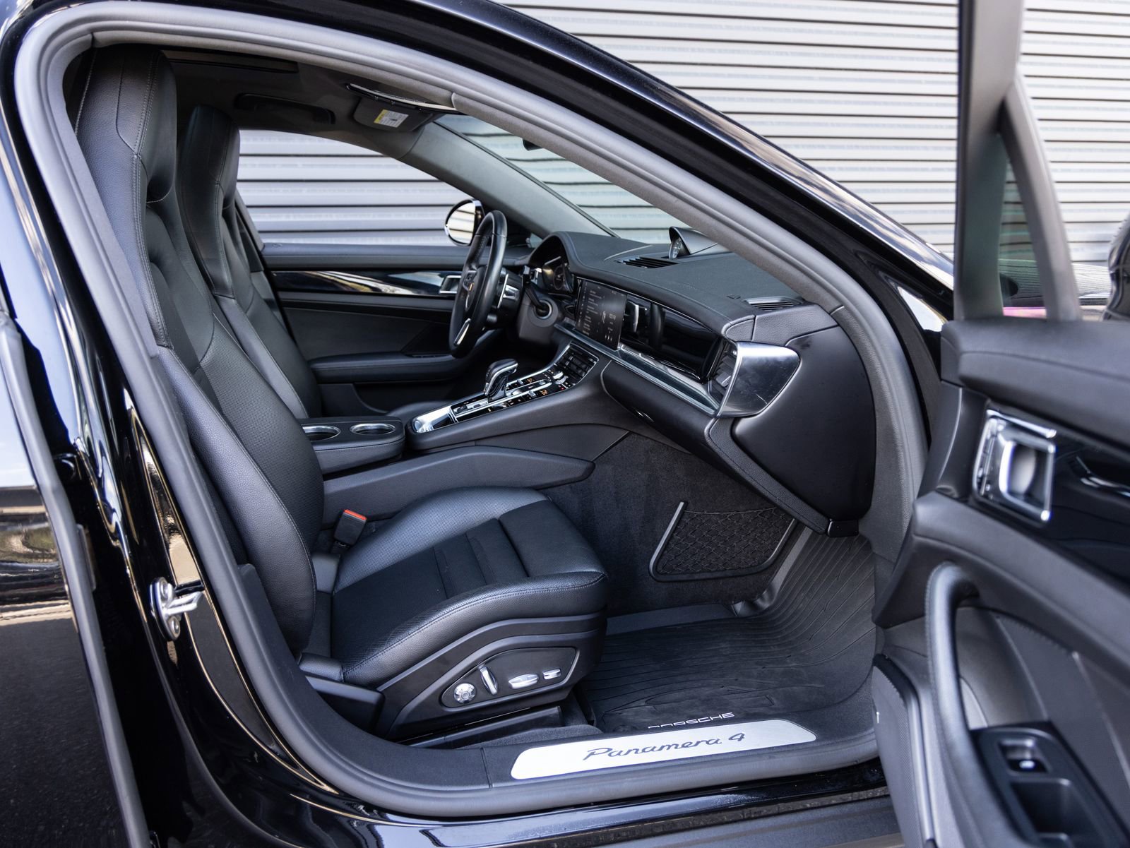 Used 2018 Porsche Panamera 4 image 31