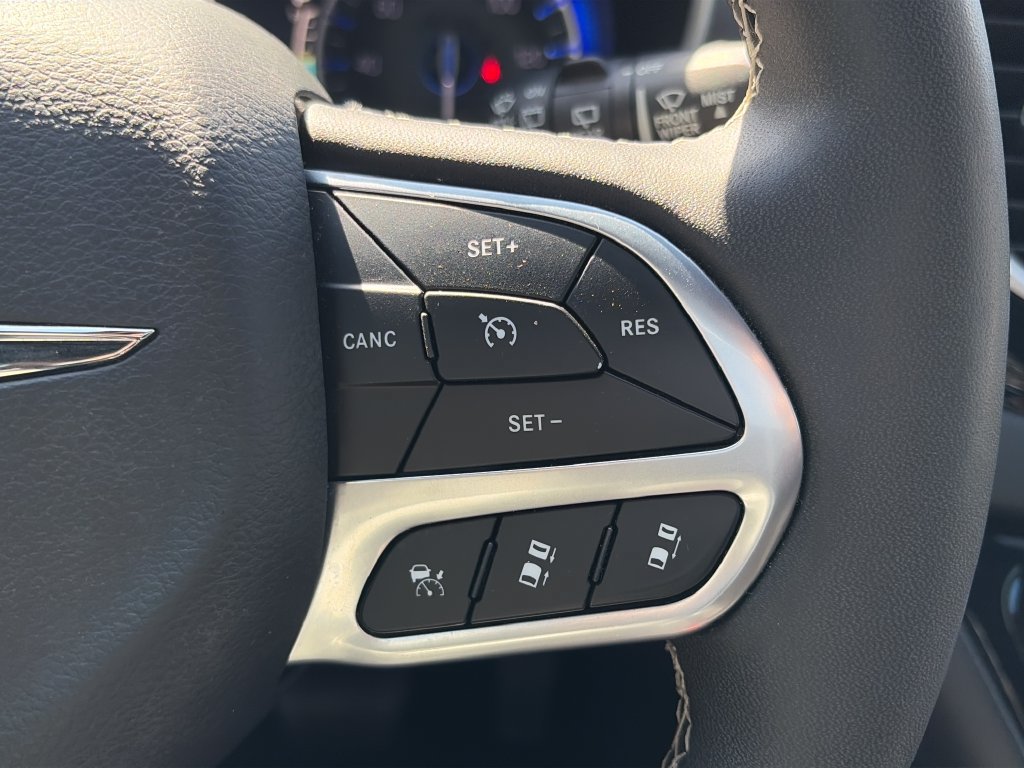Used 2025 Chrysler Pacifica Select FWD image 20