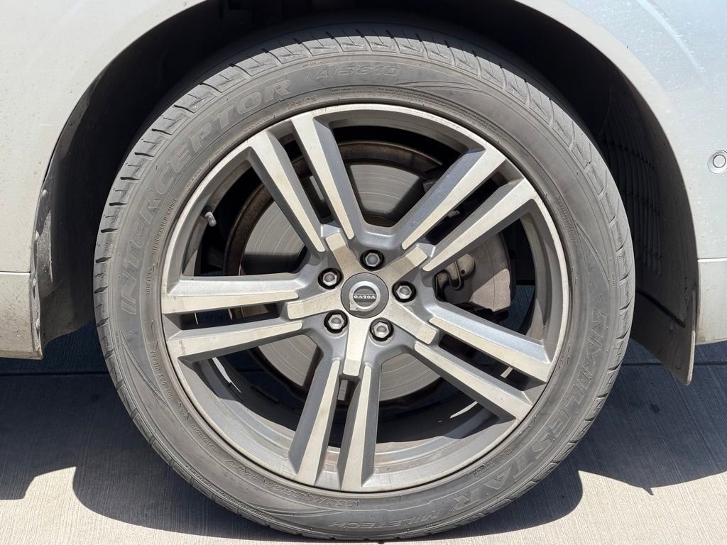 Used 2018 Volvo XC60 T6 Momentum w/ Advanced Package AWD/4WD image 7