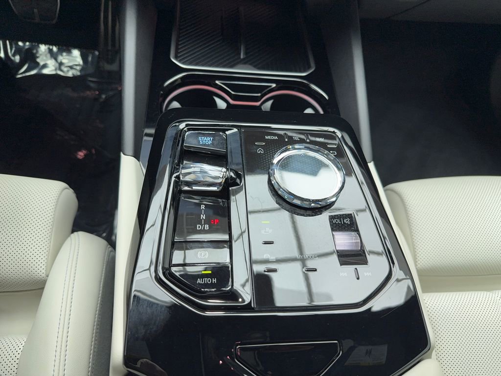 Used 2025 BMW i5 eDrive40i w/ Executive Package image 32