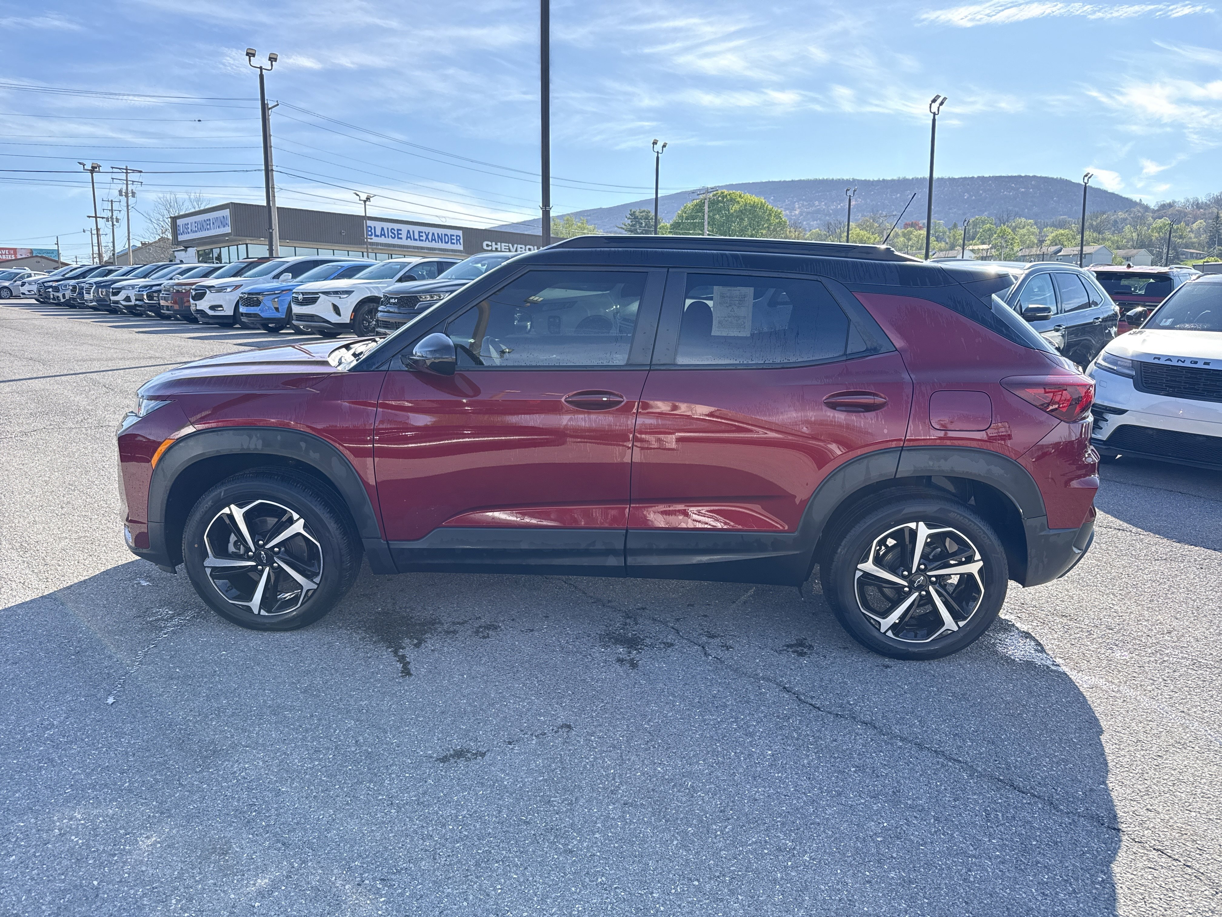 Used 2022 Chevrolet TrailBlazer RS w/ Sun and Liftgate Package image 6